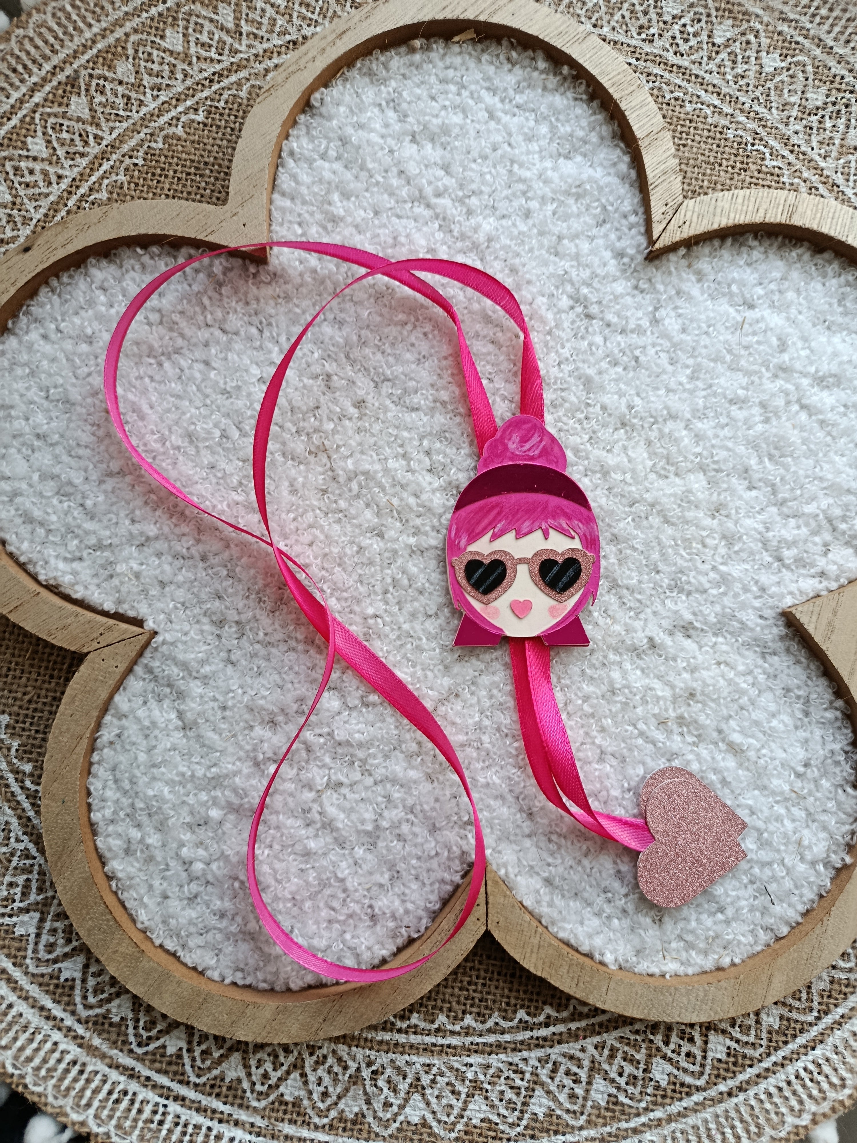 Collier Ruban style Bolo Tie – Édition spéciale Octobre Rose, création artisanale