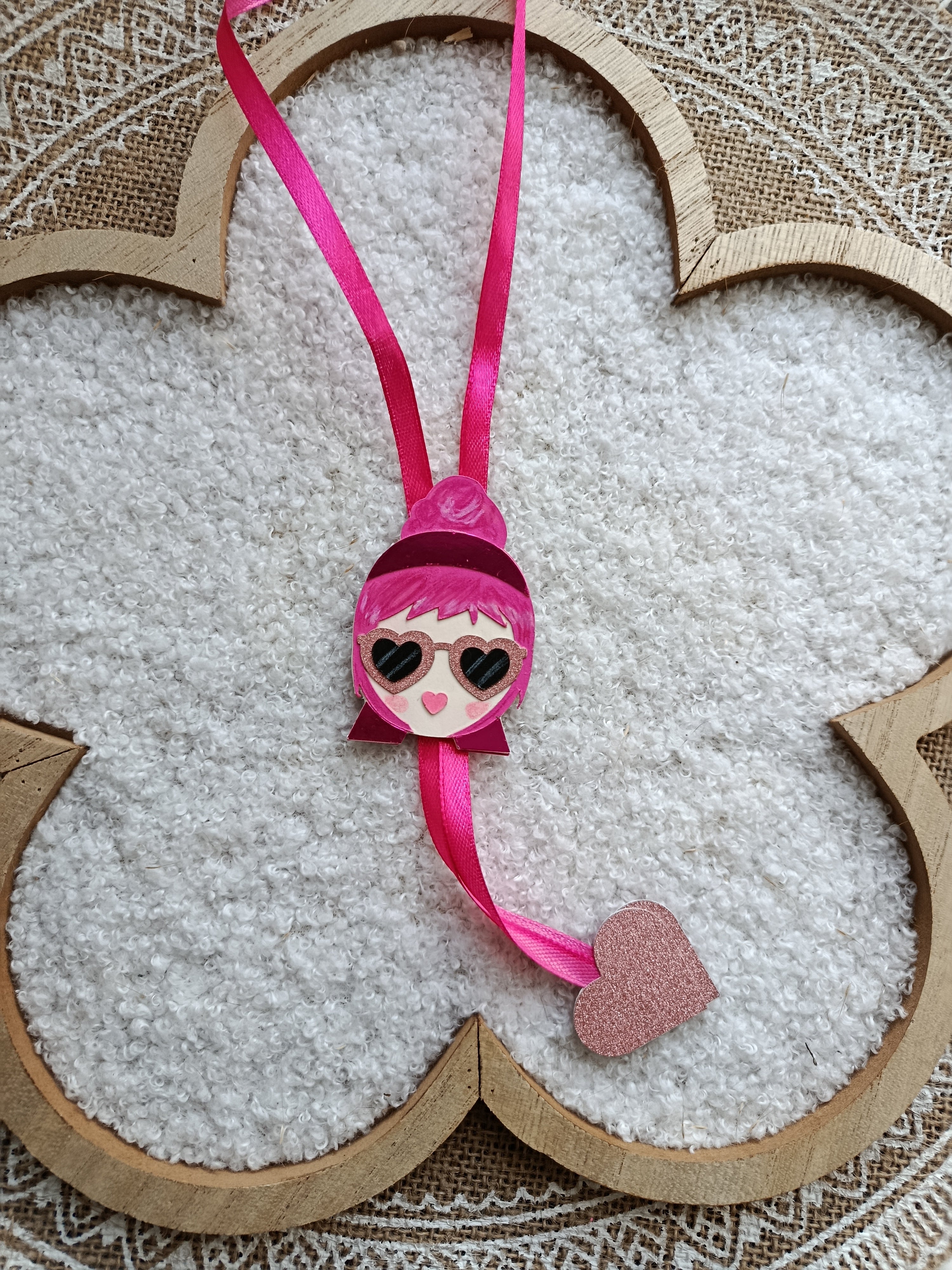 Collier Ruban style Bolo Tie – Édition spéciale Octobre Rose, création artisanale